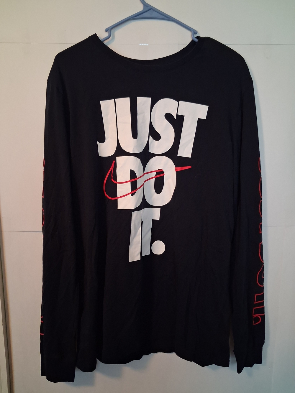 Nike Men’s Long Sleeve 'Just Do It' Graphic T-Shirt - Black/Red
